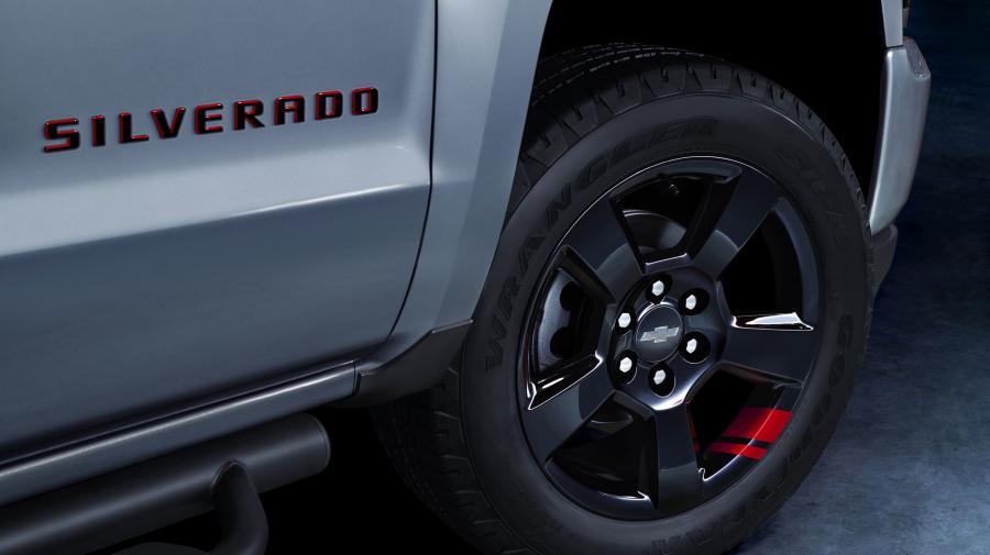 Детали экстерьера Chevrolet Silverado 1500 Redline Crew Cab 2017 года  (фото 2 из 26)